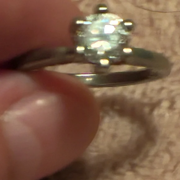 Stunning solitaire looks like white gold and real diamond but not checked - Picture 3 of 8